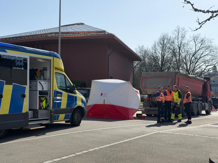 DAs bild zeigt die Unfallstelle in Glattbrugg ZH.
