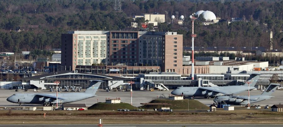 15 amerikanische Militärflugzeuge haben Spanien bereits verlassen, mindestens sieben sind zur Luftwaffenbasis Ramstein (Bild) in Deutschland geflogen.