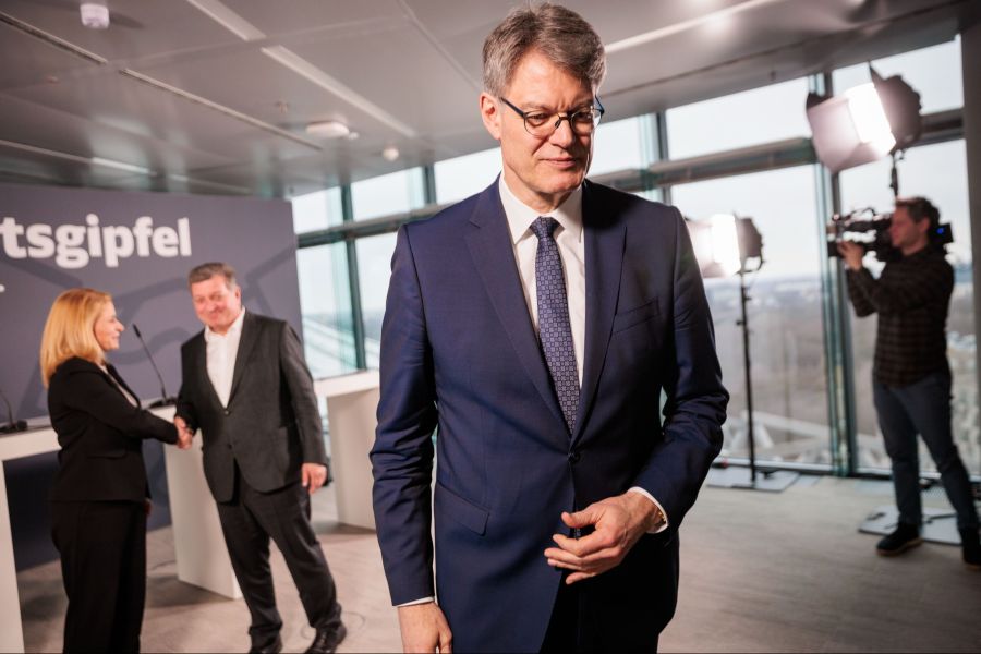 Patrick Schnieder, der deutsche Bundesverkehrsminister, schlägt eine Reduktion der Ausweiskontrollen vor, um die Sicherheit der Kontrolleure zu verbessern. (Archivbild)