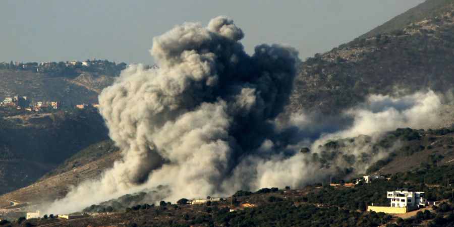 ARCHIV - Rauchschwaden nach israelischen Luftangriffen auf Hisbollah-Stellungen im Südlibanon im November 2025. Foto: Stringer/dpa/Archivbild