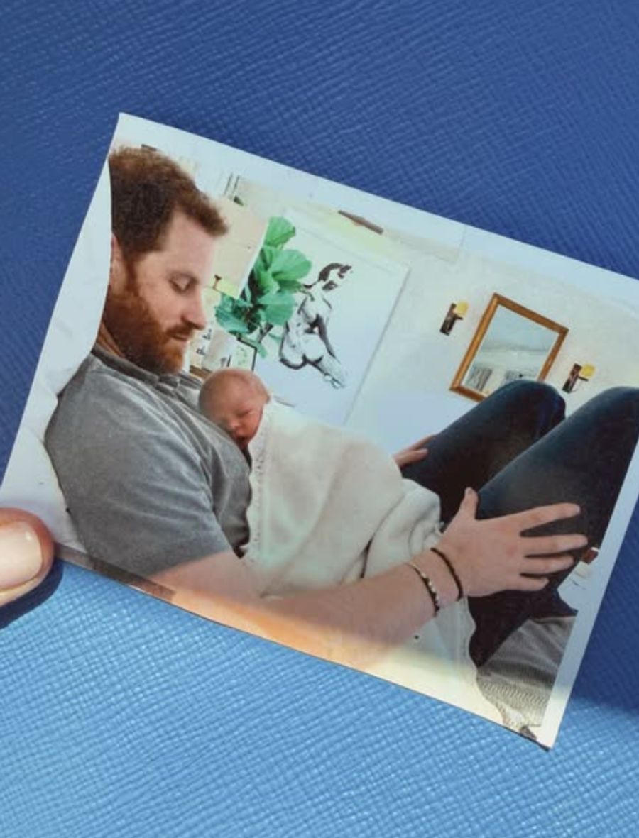 Prinz Harry mit Baby Archie auf seiner Brust.