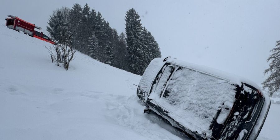 Zirka 40 Meter unterhalb der Strasse kam der Geländewagen zum Stillstand.