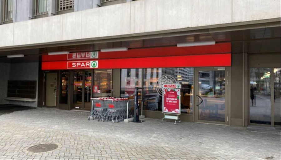 Kundin Leila T. verliert Zeit, wenn sie im Spar Supermarkt Greencity auf die bedienten Kassen ausweichen muss.