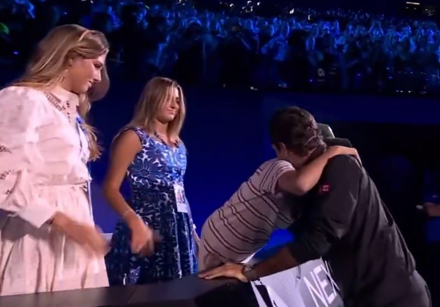 Das blau-weisse Kleid von Fedis Tochter sticht sofort ins Auge.