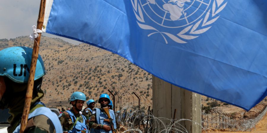 ARCHIV - UN-Friedenstruppen des indischen Kontingents sichern die libanesische Grenze zu Israel. Der UN-Sicherheitsrat wird nächste Woche über die jährliche Verlängerung des Mandats...