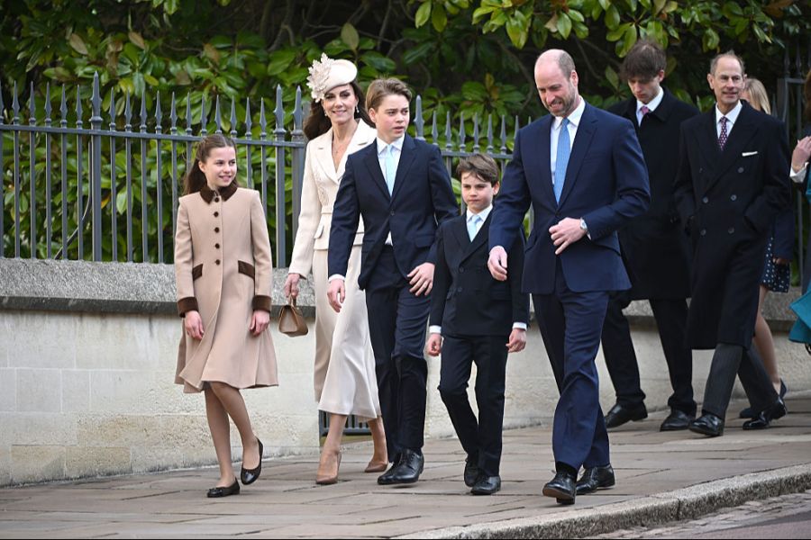 Die Royals zeigen sich in Windsor als geschlossene Familie. Besonders der Auftritt mit den Kindern fällt auf.