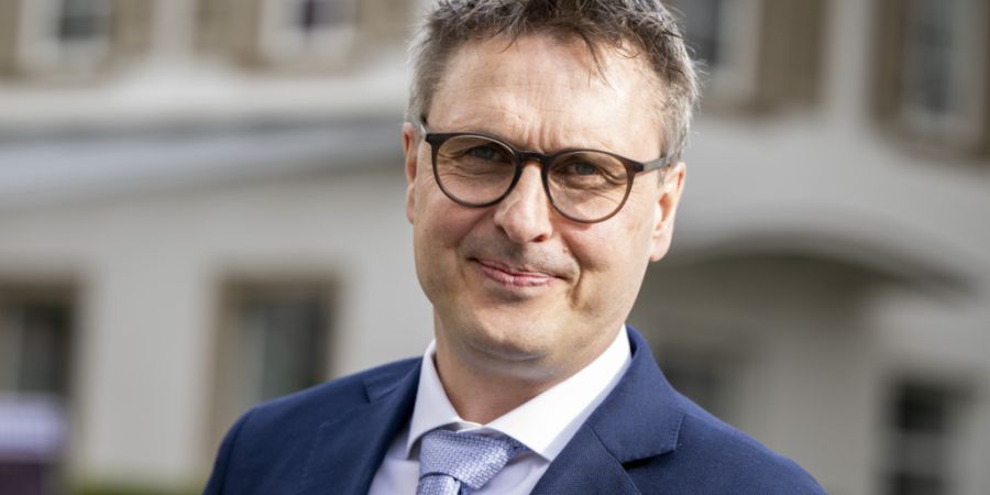 Der Urner Baudirektor Hermann Epp (Mitte) zieht zu der Strassensperrung eine positive Bilanz. (Archivaufnahme)