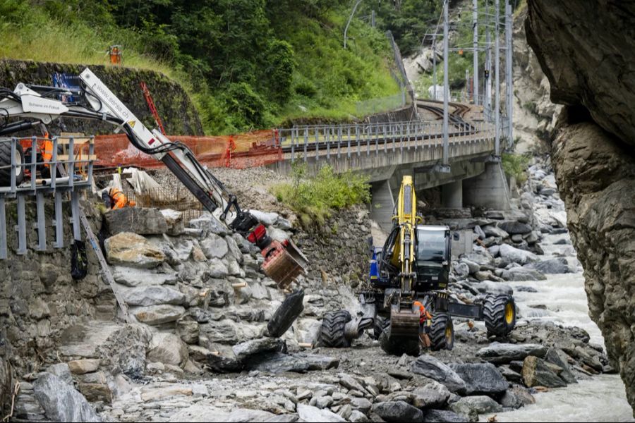 Aufräumarbeiten im Wallis