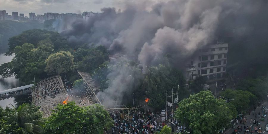 Demonstranten setzten den Eingangsbereich des Bangabandhu-Gedenkmuseums in Dhaka in Brand. (Archivbild)