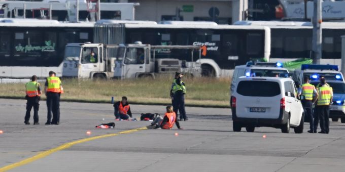 Am Flughafen Frankfurt haben sich am Donnerstagmorgen Klima-Kleber an der Start- und Landebahn festgeklebt. Flughafen Frankfurt