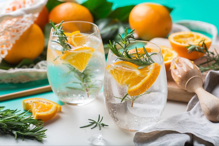 Alkoholfreier Cocktail mit Rosmarin und Orange.