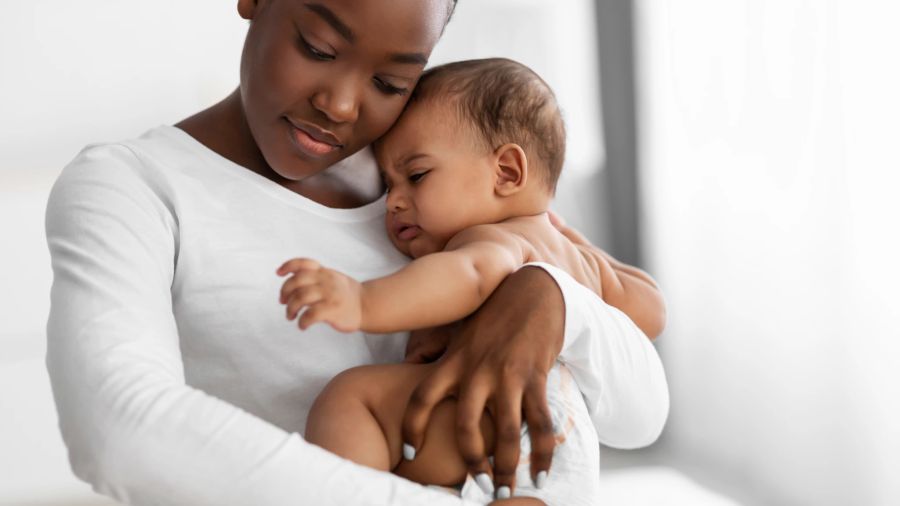 Mutter mit Baby auf dem Arm