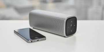 Bluetooth-Speaker neben Smartphone