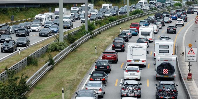 Der ADAC erwartet für das kommende Wochenende lange Staus. (Symbolbild) Staus