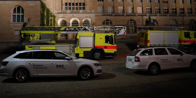Fachleute des EWZ und die Feuerwehr sind vor Ort, um die Störung zu beheben. EWZ