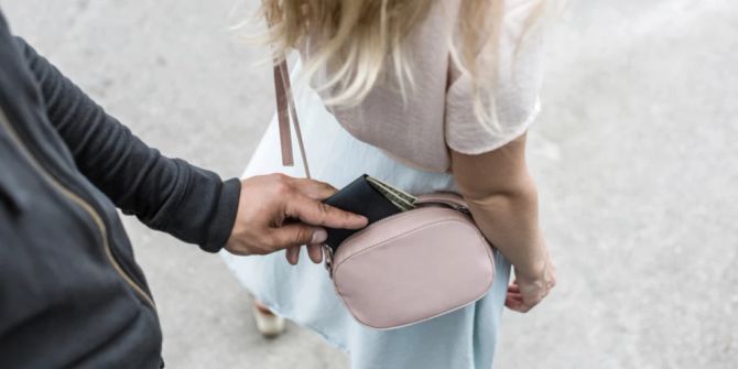 Taschendieb Handtasche Frau Portmonnaie