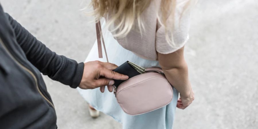 Taschendieb Handtasche Frau Portmonaise