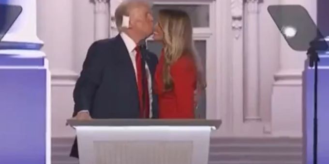 «Super peinlich» - Hier weicht Melania Trump Kuss von Gatte Donald aus