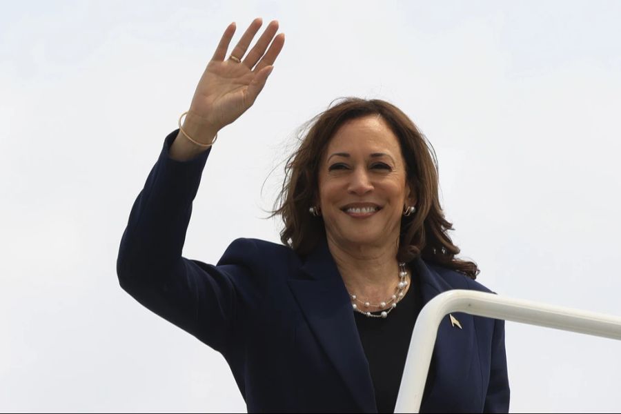 Laut einer Umfrage liegt Kamala Harris knapp vor Donald Trump im US-Präsidentschaftsrennen.