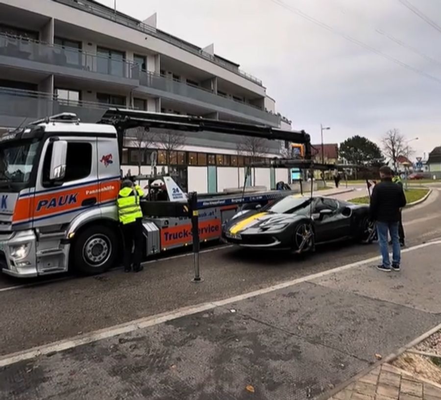 Der Kran hebt den Ferrari an...