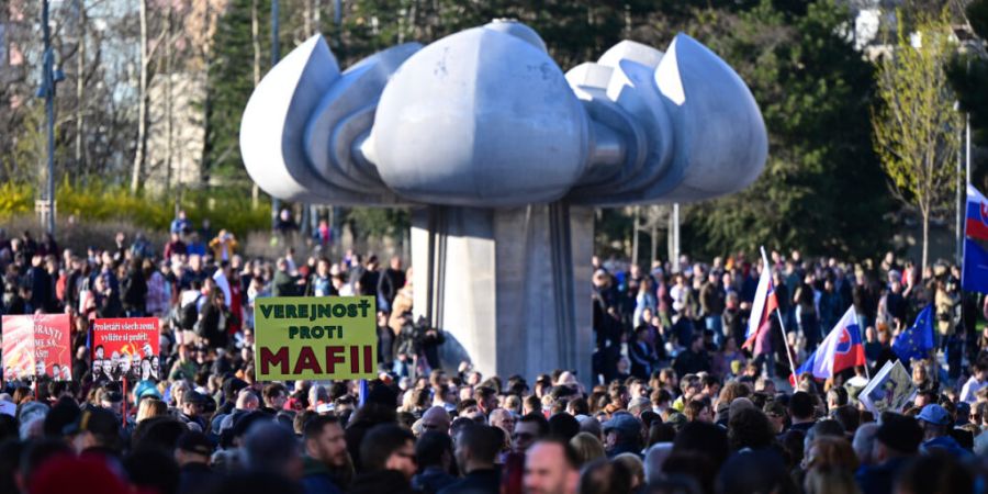 ARCHIV - Menschen demonstrieren Anfang April gegen ein NGO-Gesetz der Regierung. Seit der Rückkehr Ficos an die Macht, gibt es immer wieder oppositionelle Massendemonstrationen gegen i...