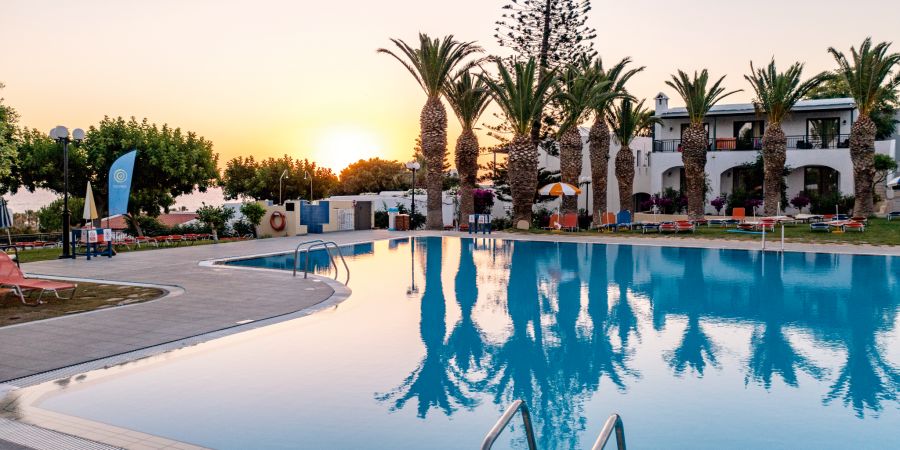 Am Abend kannst du den Tag entspannt am Pool ausklingen lassen.