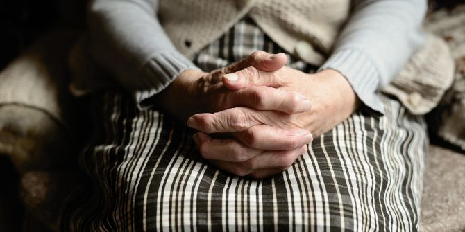 Seniorin Ehemann verprügelt Löffel