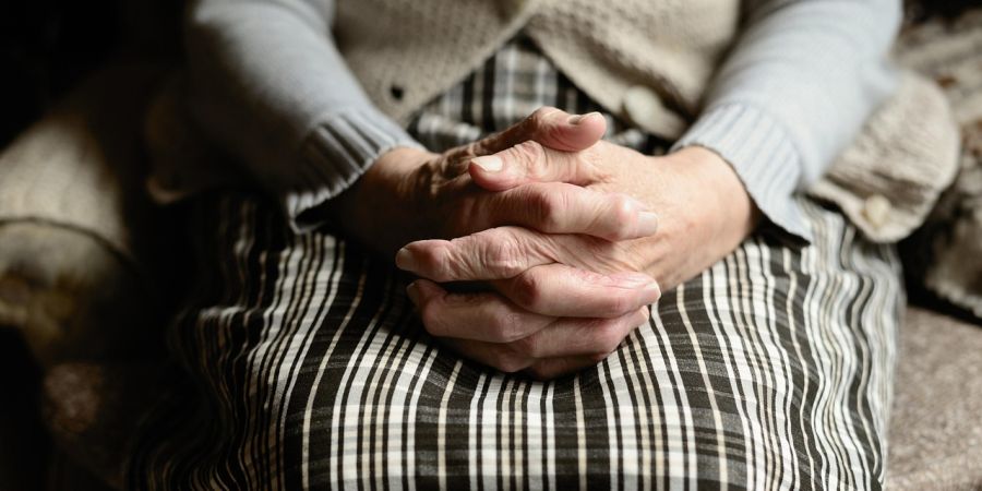 Seniorin Ehemann verprügelt Löffel