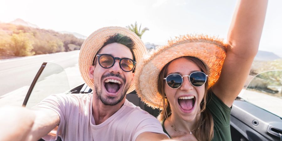 Mann und Frau machen glückliches Selfie