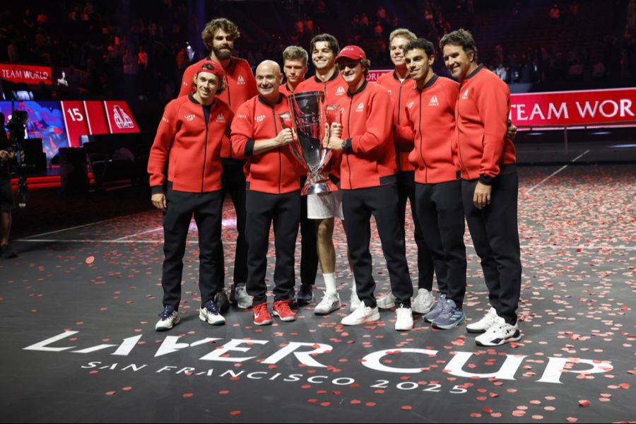 Andre Agassi (links mit der Hand am Titel) hat bei seinem Captain-Debüt den Laver Cup gewonnen.