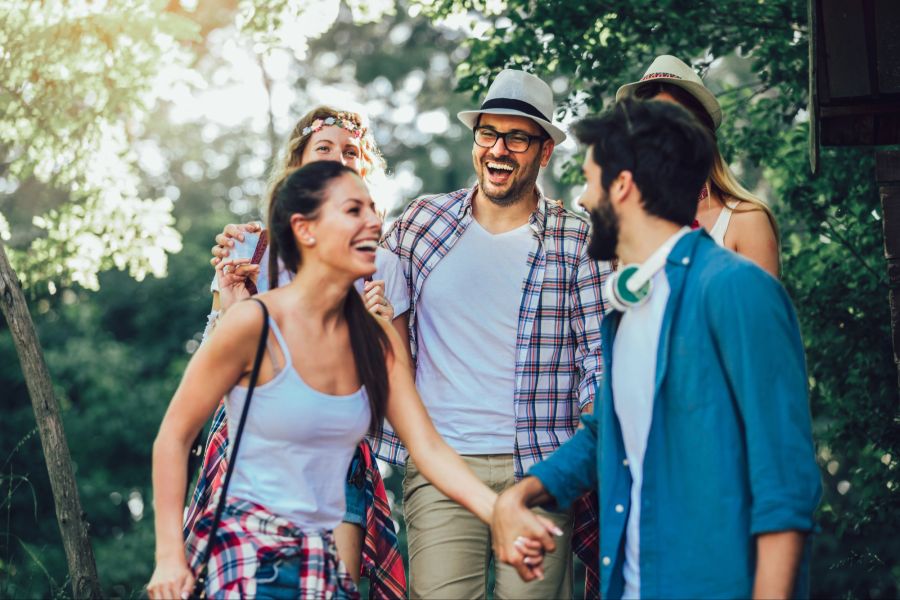 Lachende Menschen, Freunde, Paar, glücklich