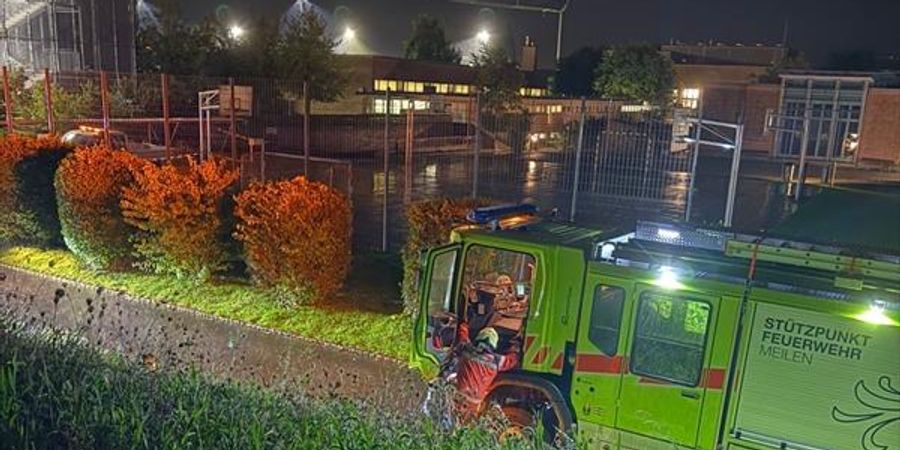 Die Feuerwehr hat die Badegäste des Hallenbades evakuiert.