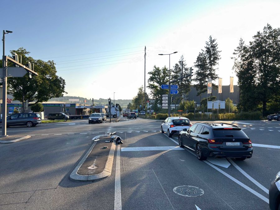 Der Fahrer kollidierte unter anderem mit einem Inselschutzpfosten.