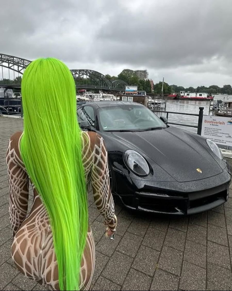 Katja Krasavice mag auch teure Autos.