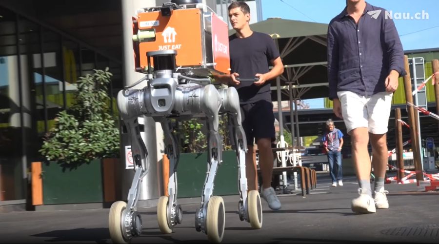 Während 30 Tagen wird der Roboter noch von einem Mitarbeitenden begleitet.