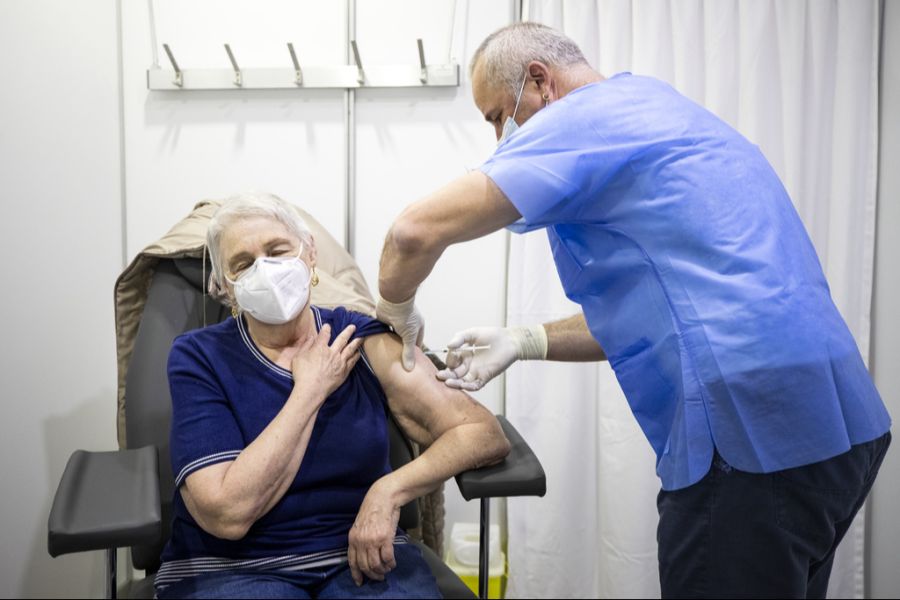 Das BAG empfiehlt Personen ab 65 Jahren und Personen ab 16 mit bestimmten Vorerkrankungen die Impfung gegen das Coronavirus.