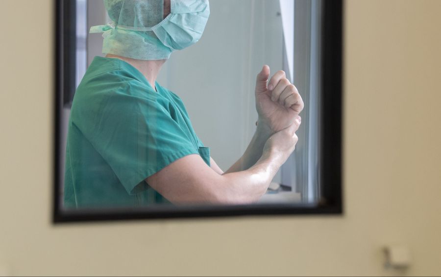 In Darmstadt (D) hat der Begleiter einer Patienten einen Arzt angegriffen. (Symbolbild)