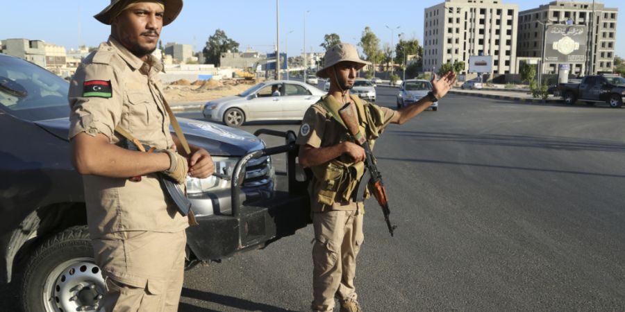 ARCHIV - Mitglieder einer Sicherheitseinheit stehen in Tripolis Wache. Foto: Yousef Murad/AP/dpa/Symbolbild