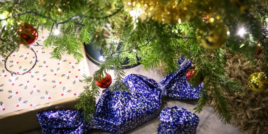 Damit es alle Geschenke rechtzeitig unter den Weihnachtsbaum schaffen, muss das Christkind pro Sekunde 68 Kinder in der Schweiz besuchen. (Archivbild)