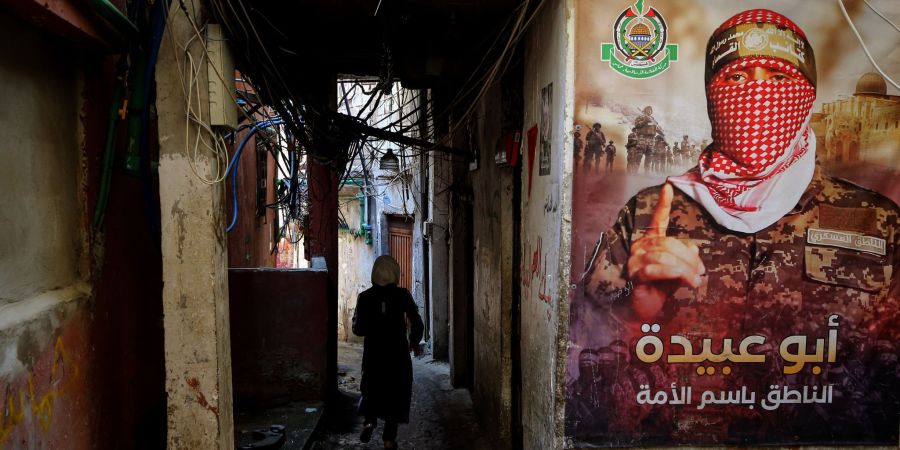 Ein Plakat des Hamas-Sprechers Abu Obeida. (Archivbild)