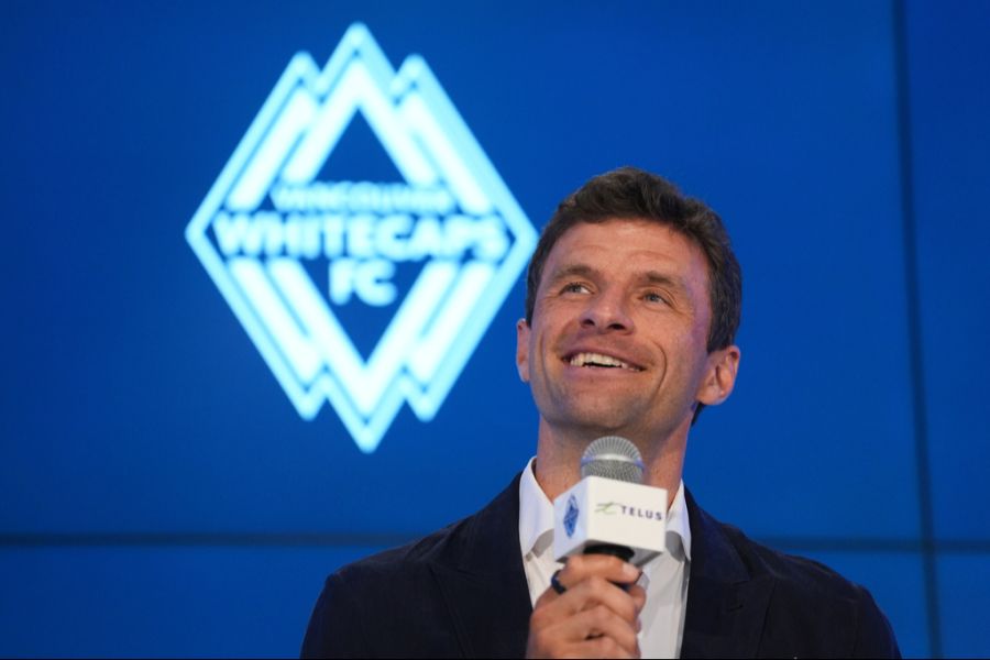 Am Mikrofon zeigt sich Thomas Müller gewohnt stilsicher.