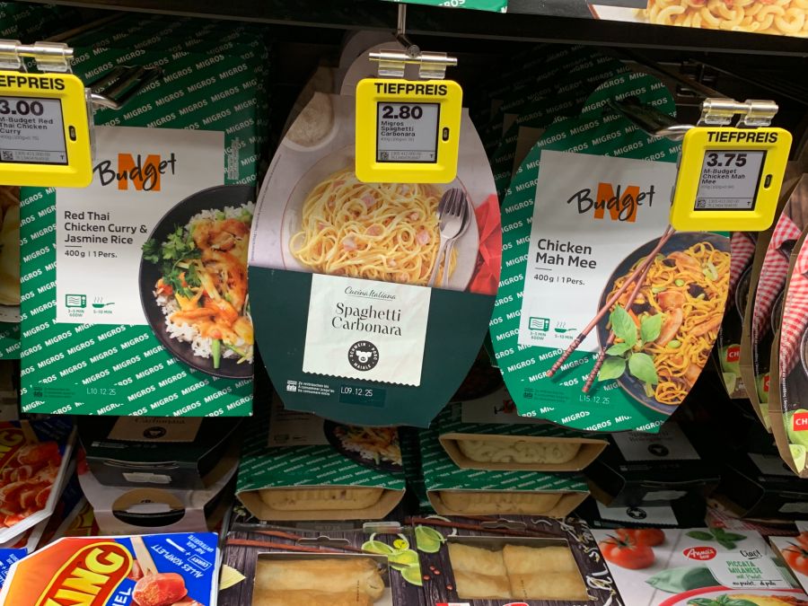 Die Spaghetti Carbonara werden neu nur noch als Migros gelabelt, während die Thai-Gerichte noch als M-Budget-Produkte angeboten werden.