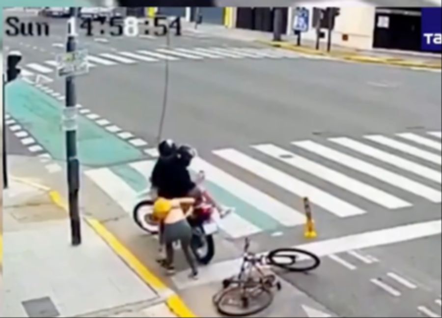 Aber Alexandra Doketova ist hellwach und lässt nicht los.