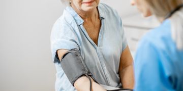 Frau, Blutdruckmessung