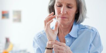 frau mit schmerzen im handgelenk