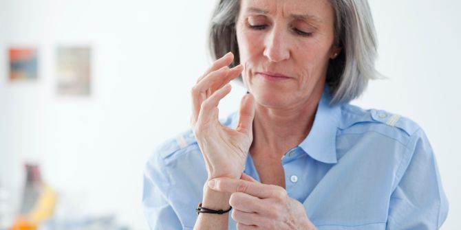 frau mit schmerzen im handgelenk