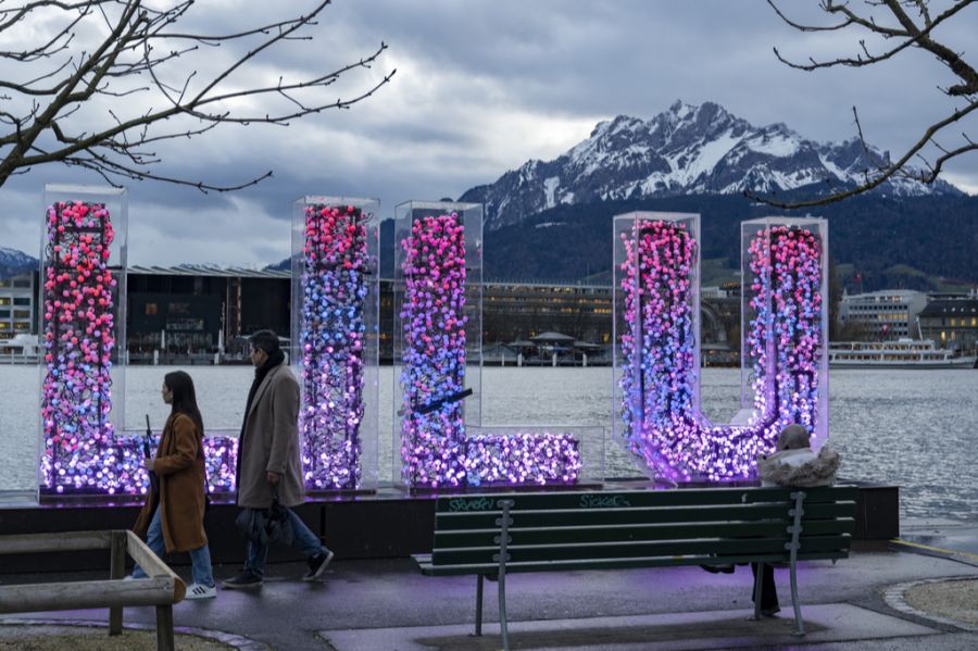 Schöner Blickfang: Das Wort «LILU» erleuchtet das Ufer des Vierwaldstättersees in Luzern. (Archiv)