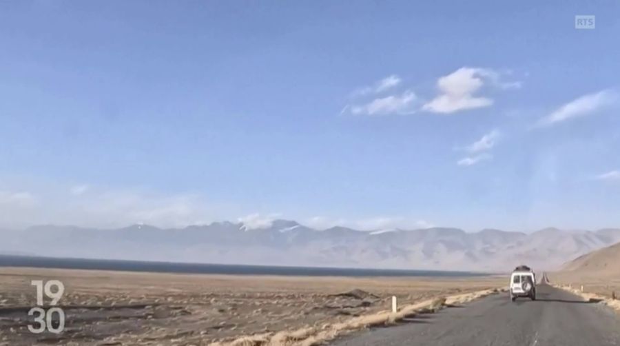 Die Expedition der Schweizer Wissenschaftler beginnt: Anfahrt über kurvige Bergstraßen zum Gletschergebiet.
