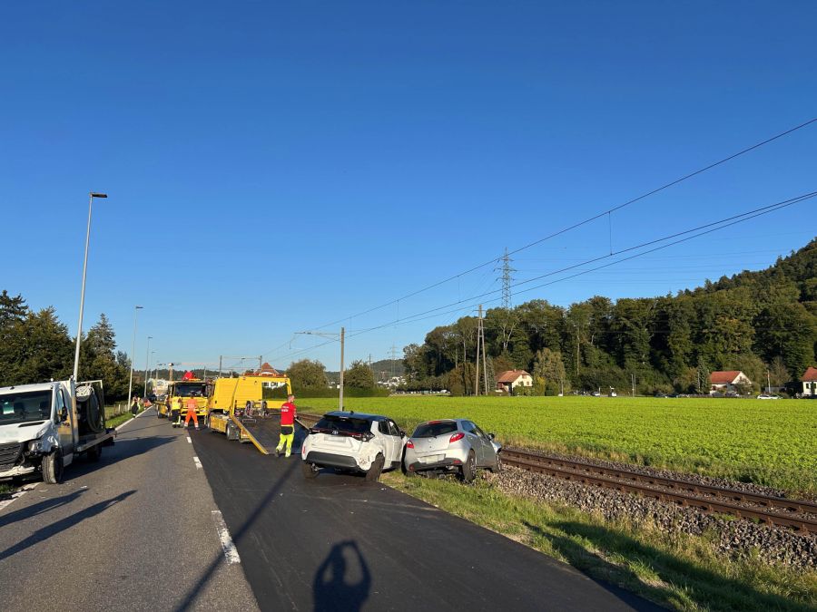 Aufgrund der Unfallendlage wurde der Zugverkehr unterbrochen.