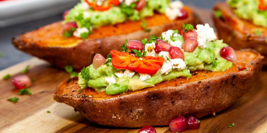 Belegte Süsskartoffeln, Granatapfelkerne, Gemüse